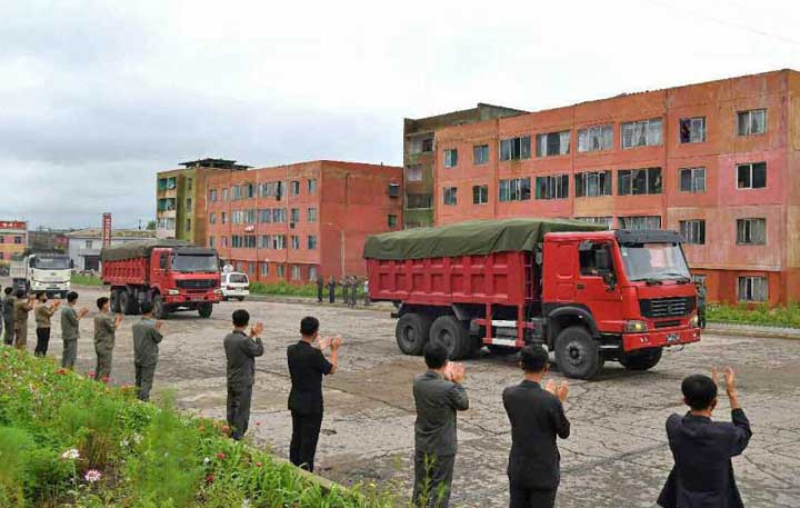 1-큰물피해를 입은 황해북도 은파군 대청리인민들이 받아안은 친어버이사랑